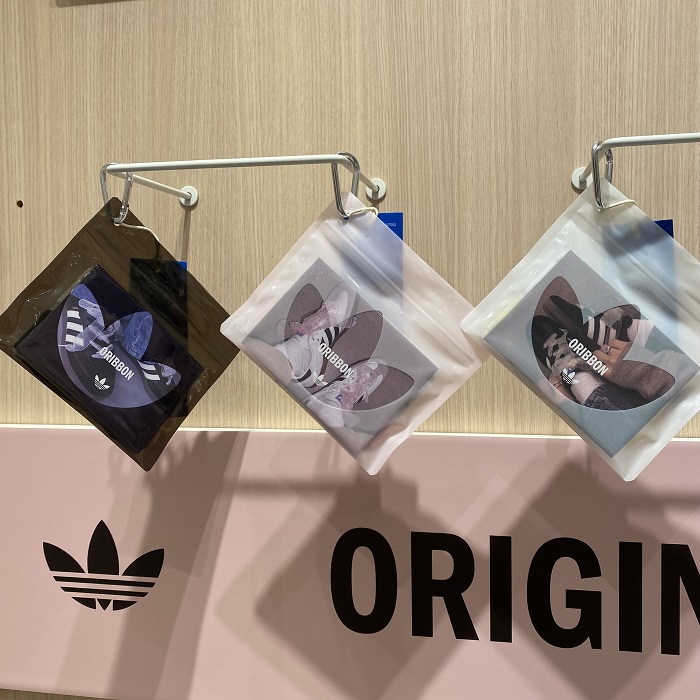 adidas シューレースリボン はみ出す